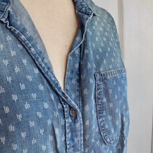 Anthropologie Cloth & Stone Chambray Button Down Print Shirt Size M Denim